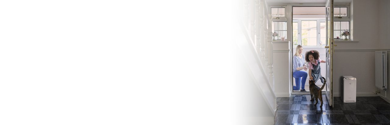 Мать и дочь в помещении